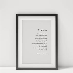 Puede incluir: Impresión enmarcada con marco negro, que muestra el poema "Ulysses" de Alfred, Lord Tennyson. El texto está en una fuente serif clásica sobre un fondo blanco. La impresión se muestra verticalmente.