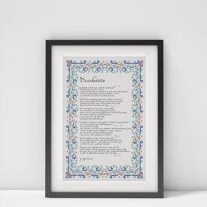 Op de afbeelding: Ingelijste print van het gedicht "Desiderata" met een decoratieve rand in blauw, groen en oranje. De zwarte lijst omringt de print, die wordt weergegeven tegen een witte achtergrond.