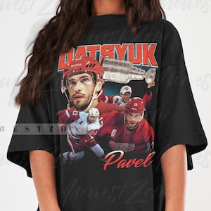 Könnte beinhalten: Schwarzes Oversize-T-Shirt mit einem Vintage-Druck des Hockeyspielers Pavel Datsyuk, der ein rot-weißes Trikot der Detroit Red Wings trägt. Der Text "Datsyuk" und "Pavel" ist auf dem Shirt gedruckt.