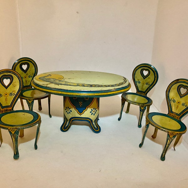 Estate Antique Peacock Lithograph Tin Dollhouse Table and Chairs, grote schaal 1:12