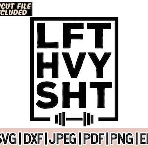 Op de afbeelding: Zwart-witte afbeelding met de tekst "LFT HVY SHT" in een zwart vierkant frame met een halterstang eronder. De tekst is in een vet, bloklettertype.