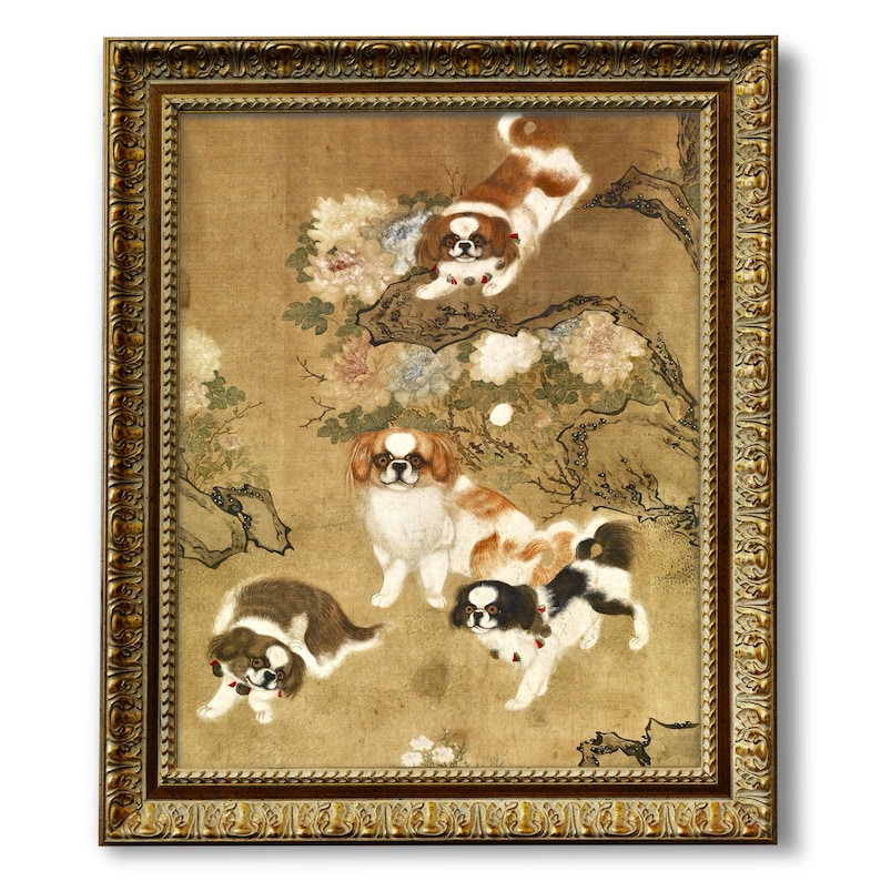 Puede incluir: Una pintura enmarcada que representa cuatro perros en un entorno de jard&iacute;n. Los perros son marrones y blancos con marcas negras. La pintura est&aacute; sobre un fondo beige con un dise&ntilde;o floral. El marco es dorado con detalles ornamentados.