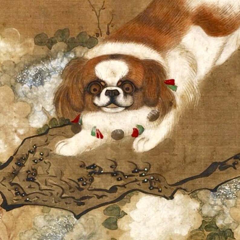 Puede incluir: Una pintura de un perro blanco y marr&oacute;n con grandes ojos redondos. El perro est&aacute; acostado en una roca con la cabeza girada hacia un lado. El perro lleva un collar rojo y verde con borlas. El fondo es de color marr&oacute;n claro con flores blancas.