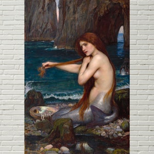 Pu&ograve; includere: Un dipinto di una sirena con lunghi capelli rossi seduta su una costa rocciosa. Si sta pettinando i capelli con le dita e guardando l'acqua. L'acqua &egrave; di un blu profondo e sullo sfondo ci sono rocce e scogliere.