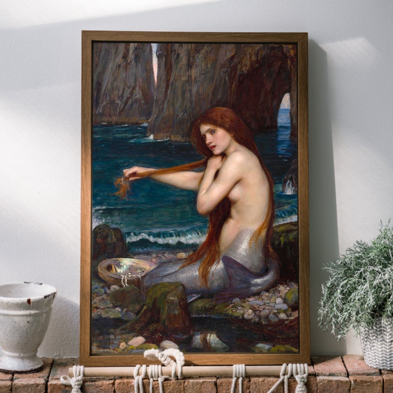Pu&ograve; includere: Un dipinto di una sirena con lunghi capelli rossi, seduta su una costa rocciosa. Si sta pettinando i capelli con la mano e guardando lo spettatore. L'acqua &egrave; blu e ci sono rocce sullo sfondo.
