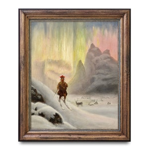 以下が含まれることがあります： 額縁に入ったアンティーク絵画。雪の斜面を滑降するスキーヤーが、カラフルなオーロラの下に描かれています。 スキーヤーは赤い帽子と伝統的な衣装を着用。 遠くにはトナカイが草を食み、山々が見えます。