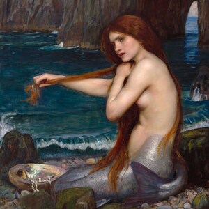 Pu&ograve; includere: Un dipinto di una sirena con lunghi capelli rossi seduta su una costa rocciosa. Sta pettinando i capelli con un pettine e una collana di perle &egrave; in una conchiglia accanto a lei.