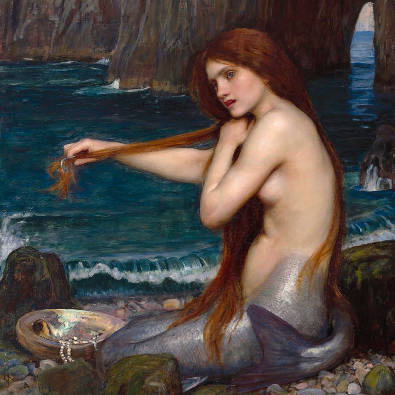 Pu&ograve; includere: Un dipinto di una sirena con lunghi capelli rossi seduta su una costa rocciosa. Sta pettinando i capelli con un pettine e una collana di perle &egrave; in una conchiglia accanto a lei.