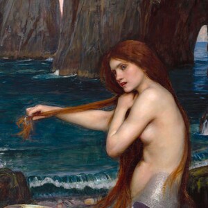 Pu&ograve; includere: Un dipinto di una sirena con lunghi capelli rossi, seduta su una roccia nell'oceano. Sta pettinando i suoi capelli con un pettine. L'acqua &egrave; blu e ci sono rocce sullo sfondo.