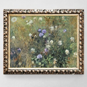 Puede incluir: Una pintura enmarcada de un campo de flores silvestres en tonos de morado, blanco y verde. Las flores est&aacute;n en diferentes etapas de floraci&oacute;n y el fondo es un verde suave y apagado.