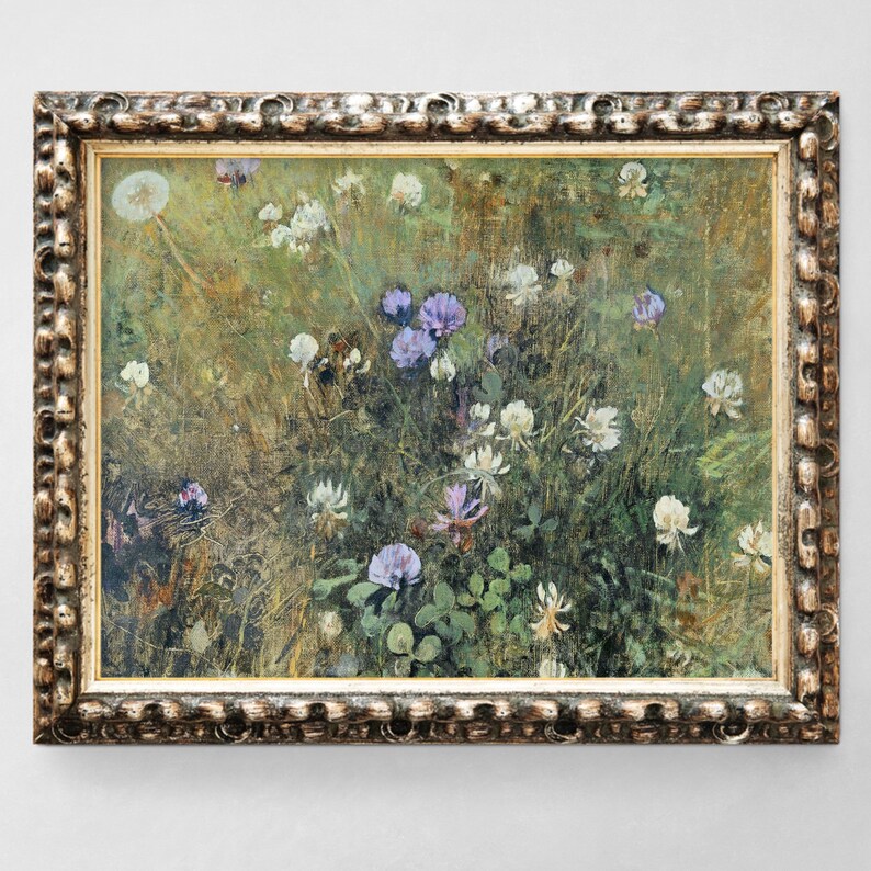 Puede incluir: Una pintura enmarcada de un campo de flores silvestres en tonos de morado, blanco y verde. Las flores est&aacute;n en diferentes etapas de floraci&oacute;n y el fondo es un verde suave y apagado.