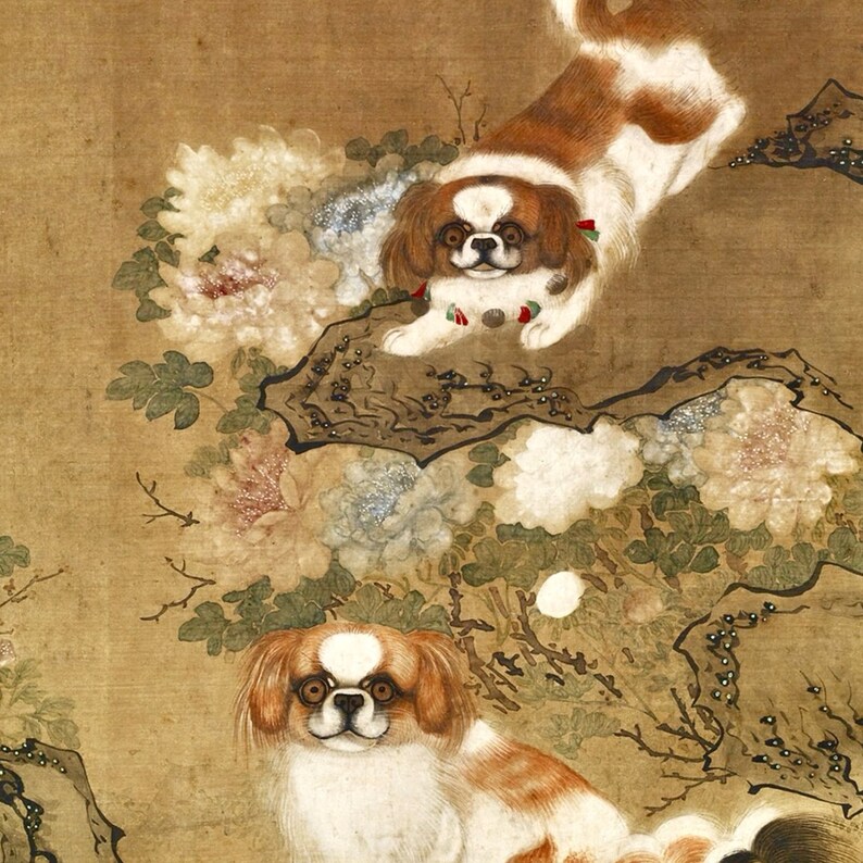 Puede incluir: Dos perros peque&ntilde;os, blancos y marrones con grandes ojos oscuros est&aacute;n pintados sobre un fondo marr&oacute;n claro. Los perros est&aacute;n rodeados de flores blancas y rosas y hojas verdes. La pintura est&aacute; realizada en un estilo chino tradicional.