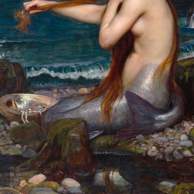 Pu&ograve; includere: Una sirena con lunghi capelli rossi &egrave; seduta su una costa rocciosa, pettinandosi i capelli con le dita. Ha una coda di pesce e indossa una collana di perle. L'acqua &egrave; blu scuro e ci sono onde che si infrangono sulla costa.