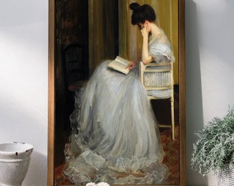 以下が含まれることがあります： 白いドレスを着た女性が椅子に座って本を読んでいる絵画です。女性はレースの縁取りのある白いドレスを着ており、髪は後ろでまとめられています。椅子は白い籐製の椅子で、木製のフレームが付いています。絵画は、暗い木製の床と明るい色の壁のある部屋に設置されています。