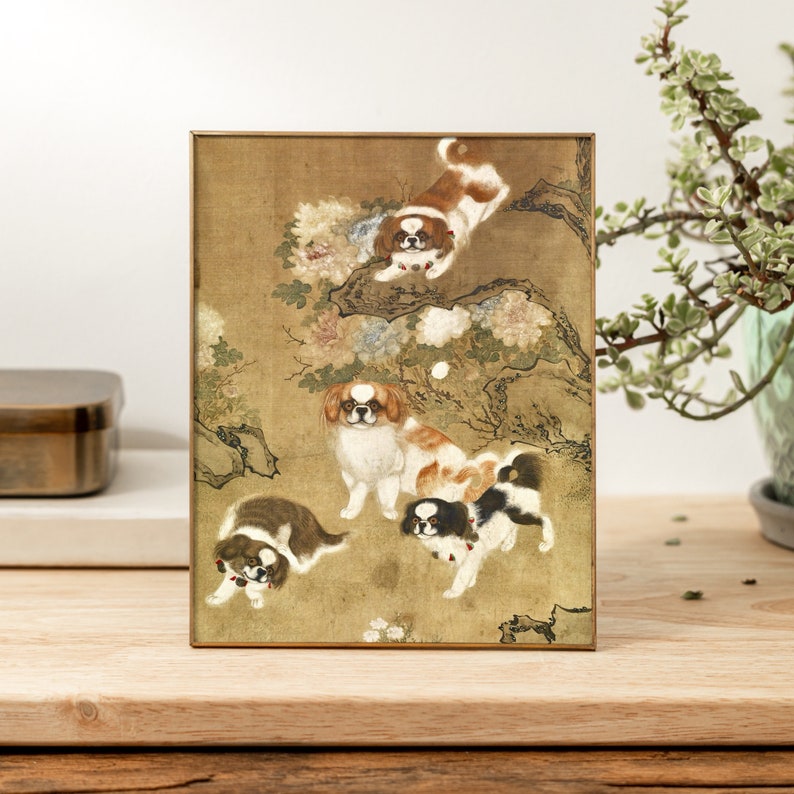 Puede incluir: Una pintura enmarcada de cinco perros peque&ntilde;os en un entorno de jard&iacute;n. Los perros son marrones y blancos con marcas negras. La pintura est&aacute; sobre un fondo dorado con un dise&ntilde;o floral.