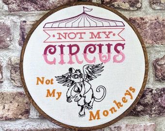 Pas mon cirque, pas mes singes, broderie à la machine cerceau 8 », broderie impertinente