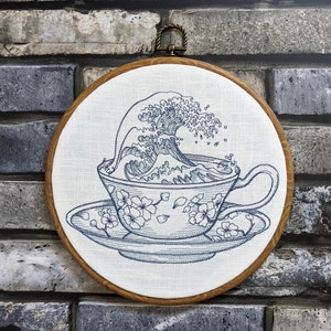 Sturm in einer Teetasse. Maschinenstickerei 20,3 cm Stickrahmen Kunstgeschenk, maritimes Geschenk, Unter der Welle vor Kanagawa, Hokusai Katsushika, die große Welle