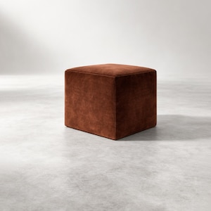 Pode incluir: Uma placa de madeira rústica com o texto "Welcome to our home" em estilo manuscrito. A placa apresenta um acabamento desgastado e um design simples e convidativo, perfeito para uma varanda ou entrada.