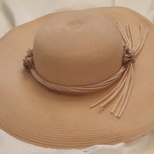 Women's Vintage 1980s/1990's Wide Brimmed Beige Straw Boater with Straw Band and Tiny Flowers