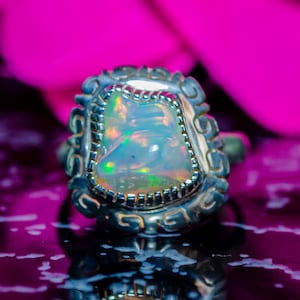 Anillo Ópalo de Fuego Mexicano – Plata 950 Hecho a Mano, Cabujón Ovalado, Regalo de Aniversario o Cumpleaños Octubre