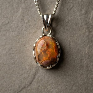 Colgante de Ópalo de Fuego Mexicano en Plata .950 – Ópalo Natural en Matriz con Bisel Corona, Joyería Artesanal