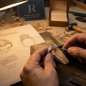 Design av skräddarsydda smycken | Personliga ringar, hängen, armband | Handgjorda guld- och silversmycken | Tillverkad i Mexiko