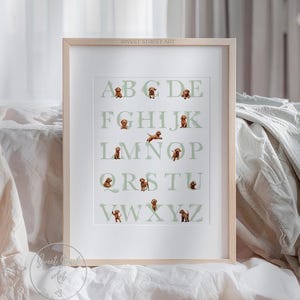 Póster con el alfabeto de los perros Goldendoodles rojos. Póster con el alfabeto de cachorros en verde salvia. Decoración para la habitación de un cachorro para un niño o una niña. Alfabeto de perros imprimible