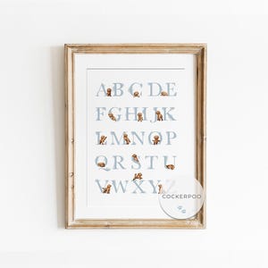 COCKERPOO Kinderzimmer Print. Hund Alphabet Print - Blau. Druckbares Hündchen fürs Kinderzimmer mit roten Cockapoo-Welpen. Baby Geschenke für Jungen mit Cockapoo