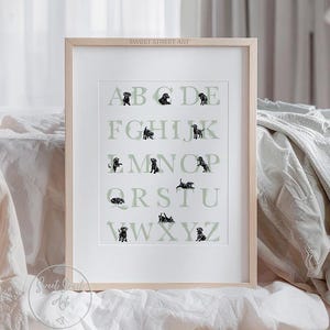 Cartaz ABC LABRADOR PRETO com letras verde-sálvia | Decoração de berçário de filhotes com filhotes de labrador preto | Cartaz do alfabeto de cachorro | Download digital