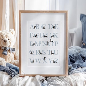 Pôster do alfabeto Dachshund azul | Impressão ABC de cachorro salsicha | Arte para quarto de cachorro salsicha preto e bege | Decoração de parede para bebê menino | Download digital
