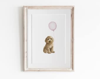 Könnte beinhalten: Ein Aquarellbild eines braunen Hundes, der mit einem rosafarbenen Ballon sitzt. Der Hund schaut auf den Ballon. Das Bild ist in einem weißen Rahmen gerahmt.