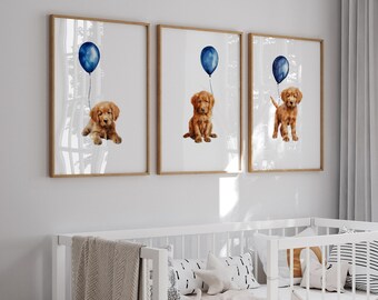 Könnte beinhalten: Drei Aquarell-Drucke mit einem Golden Retriever-Welpen, der einen blauen Ballon hält. Jeder Druck zeigt eine andere Pose des Welpen.