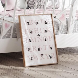 BLACK GOLDENDOODELN Alphabet Print | Welpe Kinderzimmer Deko Mädchen | ABC Poster mit Golden Doodle Dogs | Rosa Kinderzimmer Wandbild für ein Mädchen