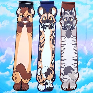 Puede incluir: Tres pancartas verticales largas con ilustraciones de animales de dibujos animados. Las pancartas están impresas con un perro salvaje africano marrón, negro y blanco, una hiena marrón y tostada y un lobo gris y blanco. Cada animal está representado con una expresión amigable y las patas extendidas.