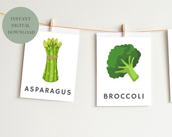 Op de afbeelding: Drie printbare kaarten met illustraties van asperges, broccoli en een wortel. Elke kaart heeft de naam van de groente onder de afbeelding gedrukt.