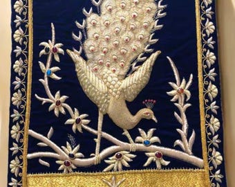 孔雀のザルドジ宝石タペストリー | 手刺繍ベルベット壁掛け | 宝石付き