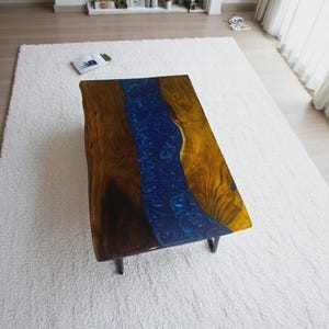 Table basse en époxy bleu, fabrication sur commande, plan de travail en résine, meubles en bois