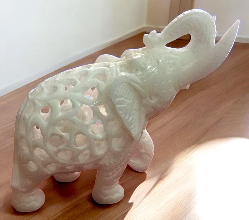白い大理石の鼻が上向きの象の像。室内装飾、幸運の贈り物に最適