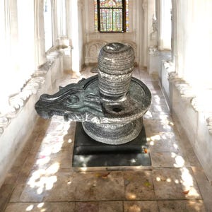 12&quot; Narmadeshwar Shiva Lingam: hindoetempeldecor, spiritueel cadeau