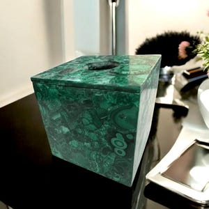 Elegante Taschentücherbox Handgefertigter Premium Malachit Edelstein Serviettenhalter für Luxus Badezimmer Interior Vanity Decor