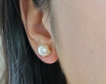 Pendientes clásicos de perlas, delicados pendientes de perlas, pendientes de boda, elegantes pendientes de perlas con borde dorado, pendientes chapados en oro