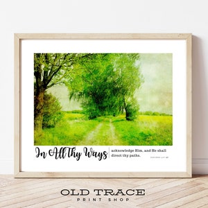 Könnte beinhalten: Ein gerahmter Druck mit einem Aquarell-ähnlichen Bild eines grünen Weges durch ein Feld mit Bäumen auf beiden Seiten. Der Text "In All thy Ways acknowledge Him, and He shall direct thy paths." ist unter dem Bild gedruckt. Der Text "OLD TRACE PRINT SHOP" ist unter dem Zitat gedruckt.