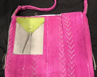 tela de barro rosa y verde hecho a mano y tote de cuero