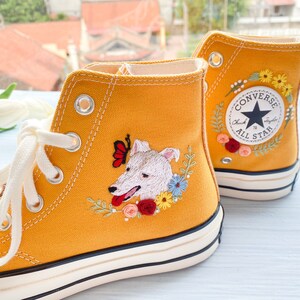 Converse brodée/ Converse Custom Dogs and Butterflies Broderie / Flower Converse Shoes/ Custom Converse Chuck Taylor années 1970/Gift Her