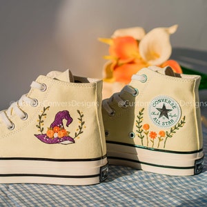 Converse/Converse montantes brodées Chuck Taylor des années 1970/Cadeau d'Halloween/Cadeaux brodés avec chapeau de sorcière et fleurs/Cadeaux spéciaux personnalisés