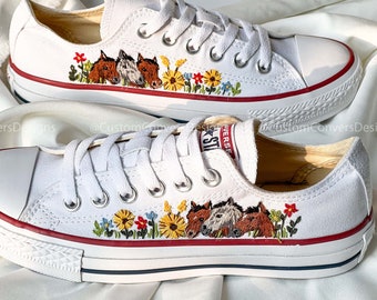 Gestickte Converse / Sonnenblume Konverse / Kundenspezifische converse Low Tops Pferde und bunte Blumengärten / Sonnenblume Geburtstag / Geschenke für Sie