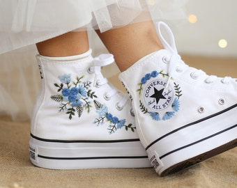 Plate-forme Converse personnalisée, chaussures de plate-forme brodées de fleurs de mariage, bouquets bleus brodés Converse, baskets de mariée personnalisées