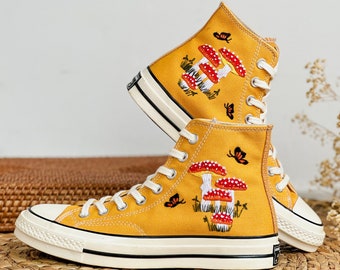Converse ricamate con funghi, Converse Taylor personalizzate anni '70 con funghi ricamati, Sneakers ricamate con funghi, Il miglior regalo per lei
