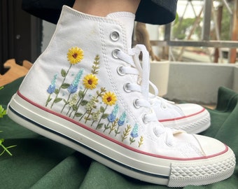 Bestickte Converse/Blume Converse/Converse Hallo Tops Sonnenblume und Blauer Lavendel / Individuell bestickter süßer Blumengarten