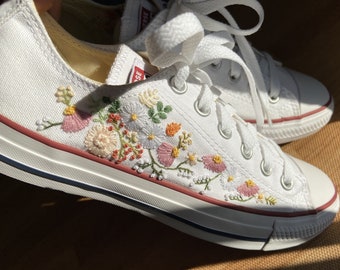 Converse bruiloft/bruids Converse/geborduurde lage Converse lichtroze streep/geborduurde sneakers bruidsboeketten